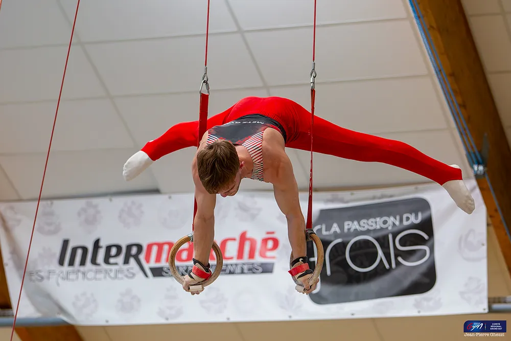 Gymnaste homme pratiquant les anneaux de la Gymnastique artistique masculine à Metz